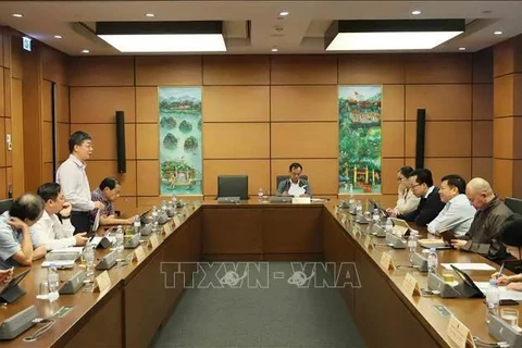 Discussion en groupe des députés des provinces de Diên Biên, Vinh Long, Kon Tum et de la ville de Cân Tho. Photo : VNA