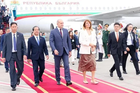 Le président bulgare Rumen Radev et son épouse à leur descente d’avion à l’aéroport international de Nôi Bài, à Hanoi, le 24 novembre. Photo: VNA