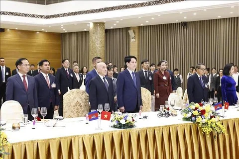 Le président vietnamien Luong Cuong et le roi du Cambodge Norodom Sihamoni (à gauche, au premier rang) lors du banquet, à Hanoi, le 28 novembre. Photo : VNA