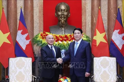 Le président Luong Cuong (à droite) et le roi Norodom Sihamoni se serrent la main, à Hanoi, le 28 novembre. Photo : VNA