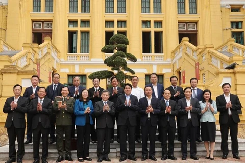 Le président Luong Cuong (au centre, au premier rang) pose avec le personnel de la Cour populaire suprême, le 2 décembre. Photo : VNA