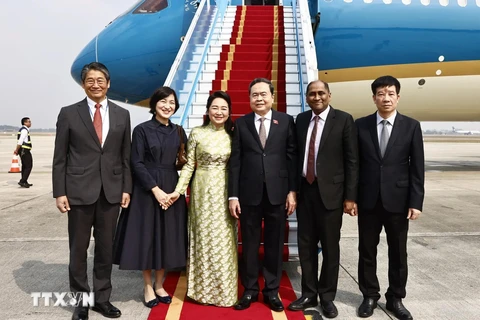 L’ambassadeur de Singapour Jaya Ratnam et l’ambassadeur du Japon Ito Naoki font leurs adieux au président de l’Assemblée nationale Trân Thanh Mân (troisième à droite) et à son épouse avant leur départ pour Singapour et le Japon, à Hanoi, le 1er décembre. Photo : VNA