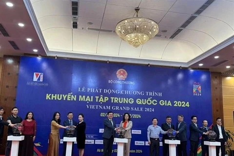 Les représentants des agences concernées appuient sur le bouton pour lancer le programme Grande vente du Vietnam 2024. Photo : VNA