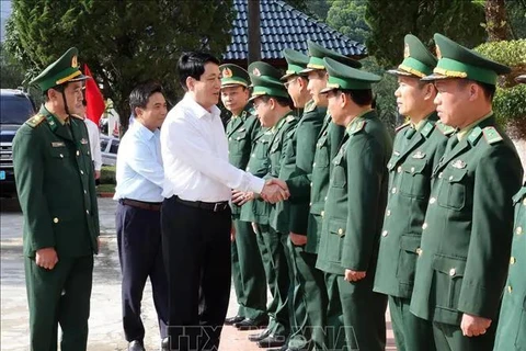 Le président Luong Cuong lors de sa visite du poste de garde-frontière de Bat Mot, dans le district de Thuong Xuân, province de Thanh Hoa, le 4 décembre. Photo: VNA