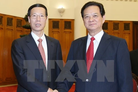 Prime Minister Nguyen Tan Dung (R) welcomes Chinese Vice Premier Zhang Gaoli (Photo: VNA)