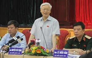 Party General Secretary Nguyen Phu Trong meets voters in Ba Dinh, Hoan Kiem, and Tay Ho districts, Hanoi.