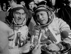 Cosmonaut of the former Soviet Union Viktor Vasilyevich Gorbatko and his Vietnamese counterpart Pham Tuan.