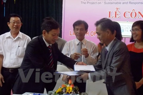 Quang Nam announces certified seal for handicraft products