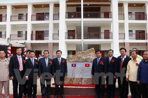 Vietnam hands over newly-built high school to Lao province 