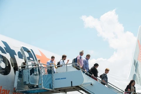 Passengers are getting off a Jetstar Asia aircraft. (Photo: Jetstar Asia Airways)