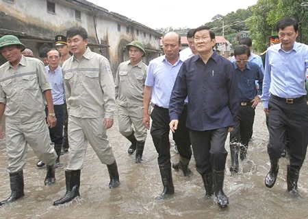 President visits flood region 