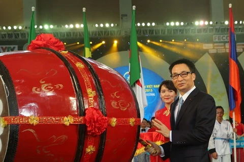 Deputy ​PM Vu Duc Dam beats the drum to kick off the ​1st international Vietnamese traditional martial arts championship. (Photo: baochinhphu.vn)