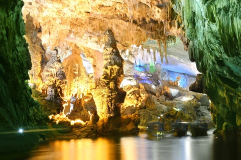 Quang Binh caves draw tourists 