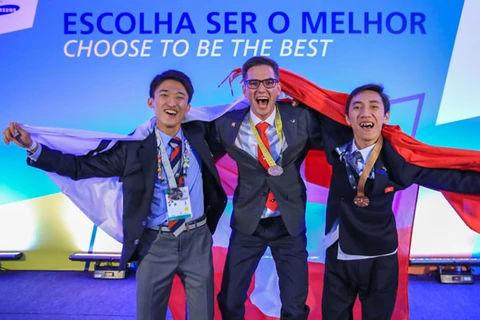 Nguyen Duy Thanh (first from right) won a bronze medal at the WorldSkills Competition 2015. (Photo: General Directorate of Vocational Training)