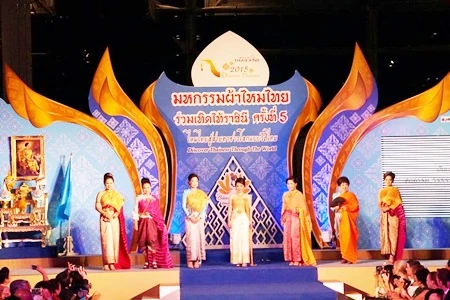  Thailand’s airport holds silk celebration