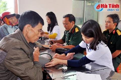Ha Tinh: Needy people receive free health checks 