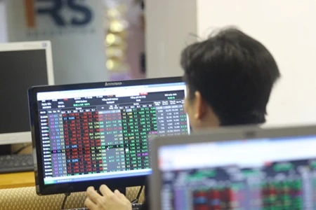 Vietnam's shares gain slightly 