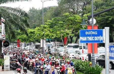 Police kick off campaign to control traffic jams at HCM City airport 
