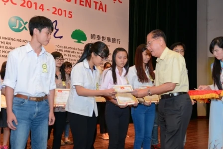 HCM City grants scholarships to poor students 