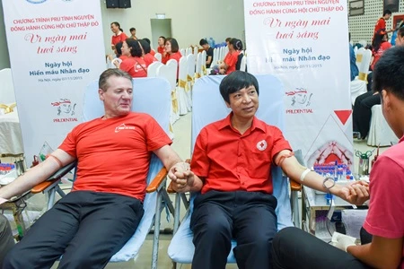 Experts discuss measures to increase voluntary blood donation 