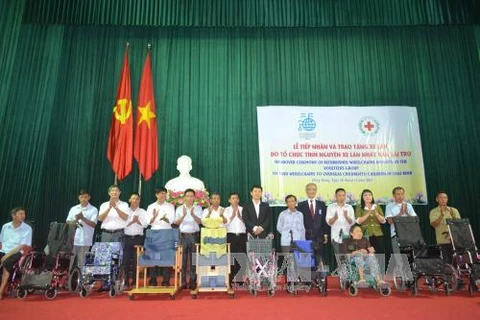 Japanese NGO donates 30 wheelchairs to the needy in Thai Binh 