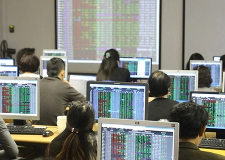 Stocks down on BIDV share sale 