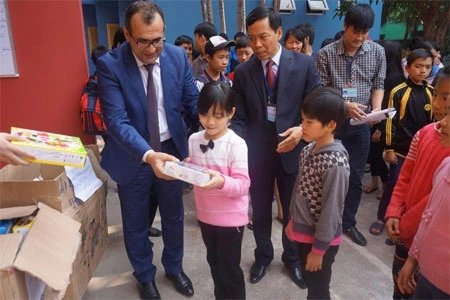 Hanoi orphans receive New Year gifts from Azerbaijani Embassy