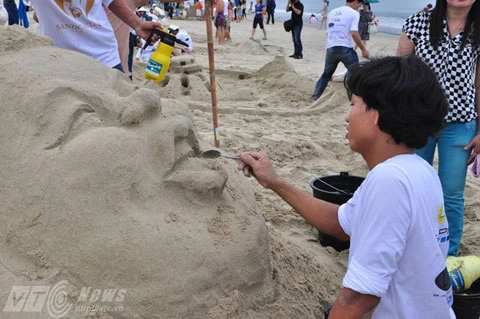 Foreign artists show off sand sculpture in Phan Thiet