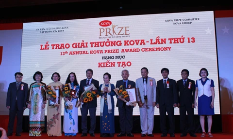 Outstanding scientist, students, social contributors honoured