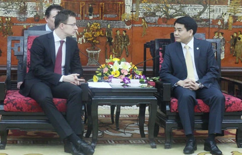 Hanoi leader welcomes Hungarian, Singaporean, UK officials 