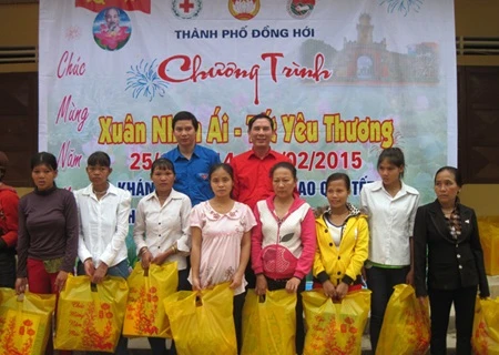 Campaign launched to give Tet gifts to the poor, AO victims 