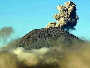Indonesia: hundreds evacuated as Mt. Egon volcano erupts 
