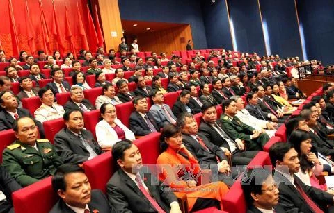 Delegates applaud draft documents at 12th National Party Congress 