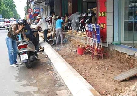 HCM City stops road repairs during Tet
