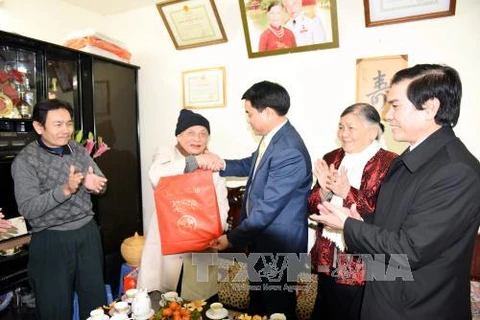 Hanoi authorities present Tet gifts to local contributors