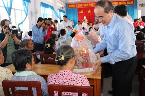 VFF President presents Tet gifts to deprived people in Tra Vinh 