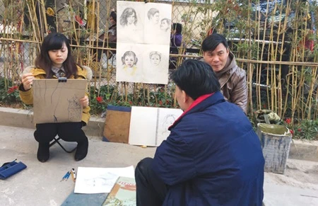  Street art fair entertains Hanoians at cultural hub