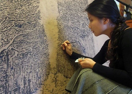 Vietnamese artist portrays ‘strong women’ in paintings 