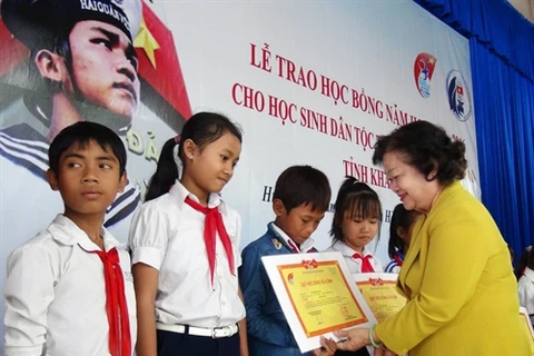 Scholarships presented to ethnic students in Khanh Hoa province