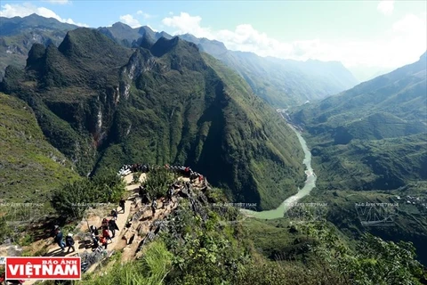 Imposing Ma Pi Leng Pass in northernmost mountain ranges