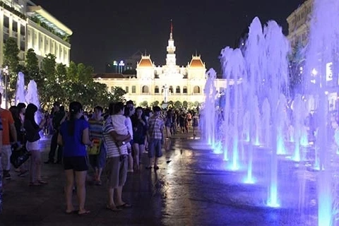 Free performances on Pedestrian Street attract thousands 