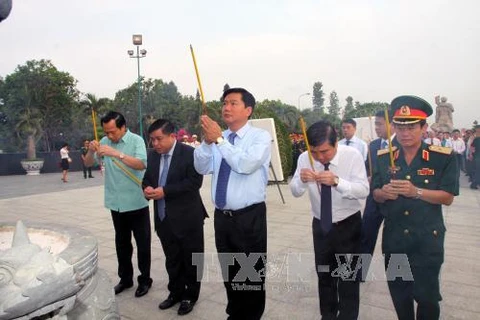 HCM City, Hanoi leaders pay tribute to heroic martyrs