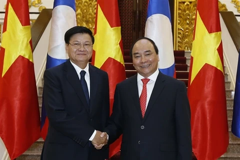 Vietnamese, Lao PMs hold talks