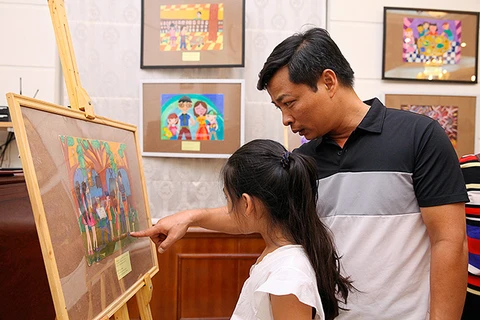 Children’s painting exhibition opens on Russian family day
