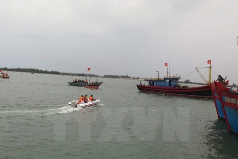 Vietnamese fishermen rescue five Malaysian counterparts at sea