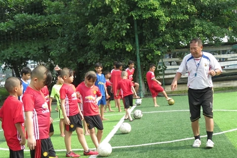 Free football training for poor kids in HCM City 