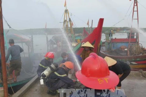 Nghe An holds drill on firefighting, rescue for fishing boats