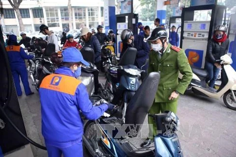 Petrol price drops by over 500 VND per litre
