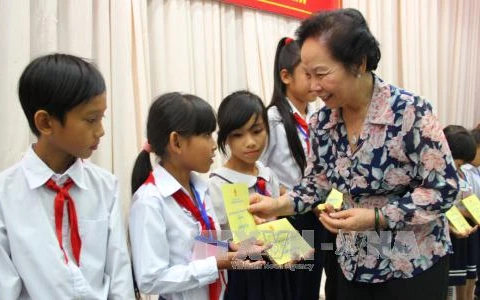 Vice State President presents scholarships to underprivileged children