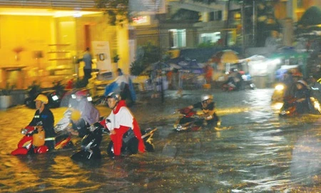 HCM City struggles to cope with record rainfall, floods